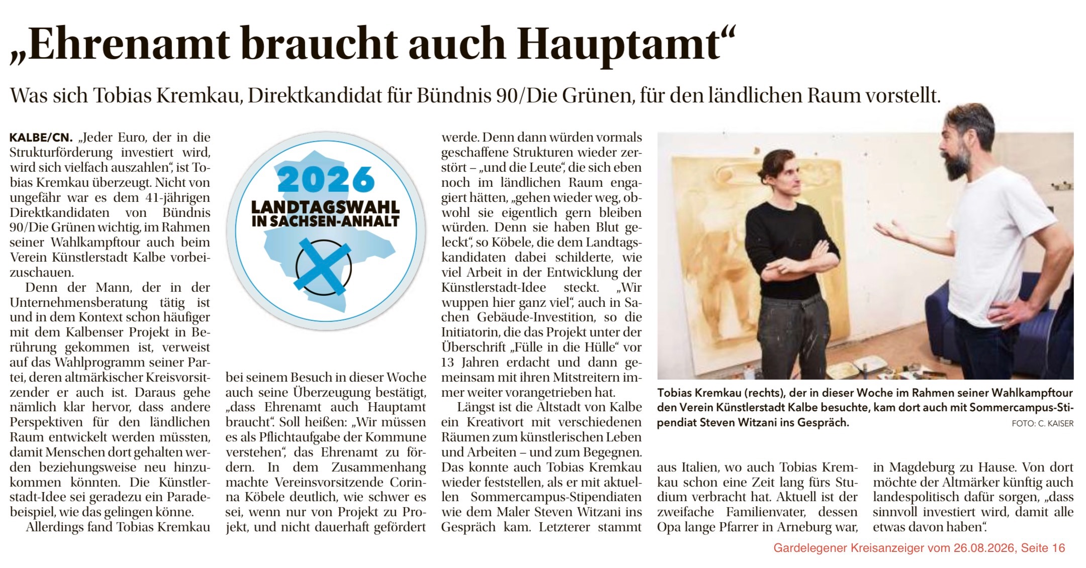 Zeitungsartikel aus dem Gardelegener Kreisanzeiger vom 26. August 2026 mit der Überschrift „Ehrenamt braucht auch Hauptamt“. Der Beitrag berichtet über den Besuch des grünen Landtagskandidaten Tobias Kremkau beim Verein Künstlerstadt Kalbe und über die Bedeutung verlässlicher Förderung für ehrenamtliche Strukturen im ländlichen Raum. Ein Foto zeigt Tobias Kremkau im Gespräch mit dem Sommercampus-Stipendiaten Steven Witzani vor ausgestellten Kunstwerken.
